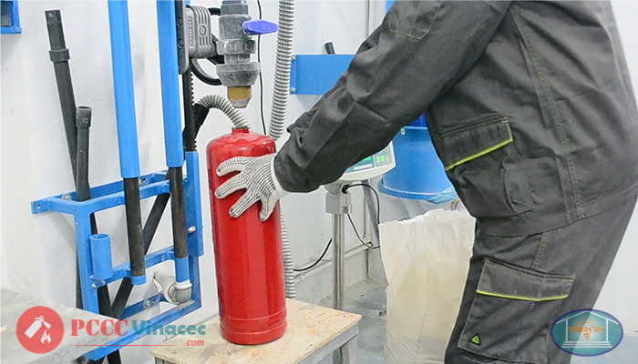 Quy trình nạp bình chữa cháy bột của Vinacec